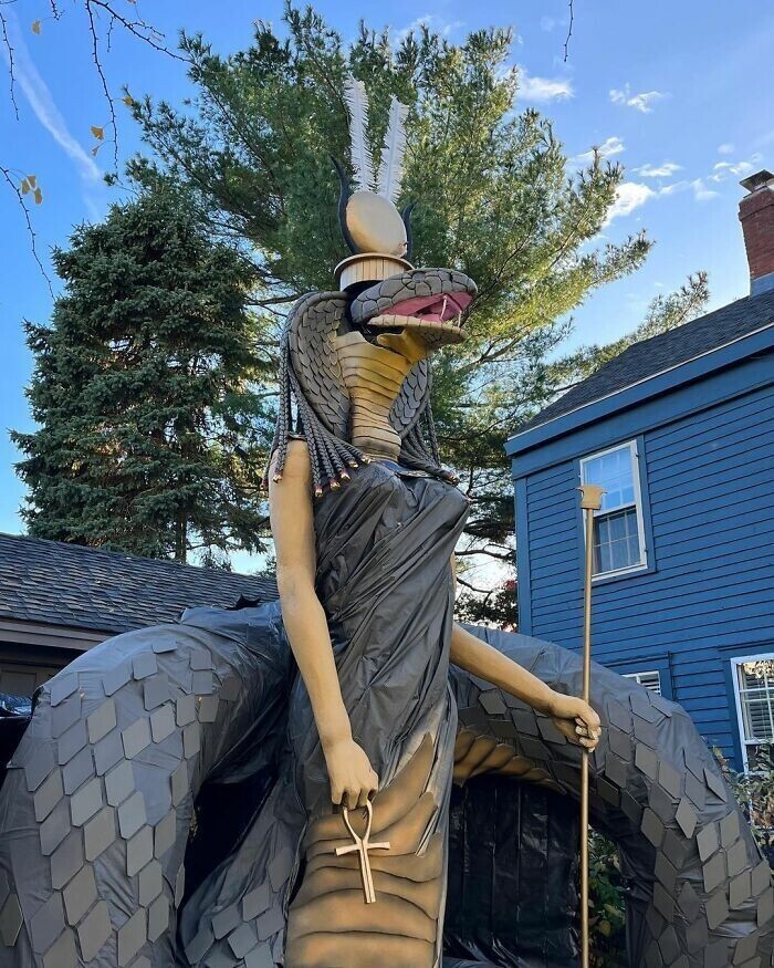 Архитектор из Массачусетса поражает соседей декорациями к Хэллоуину