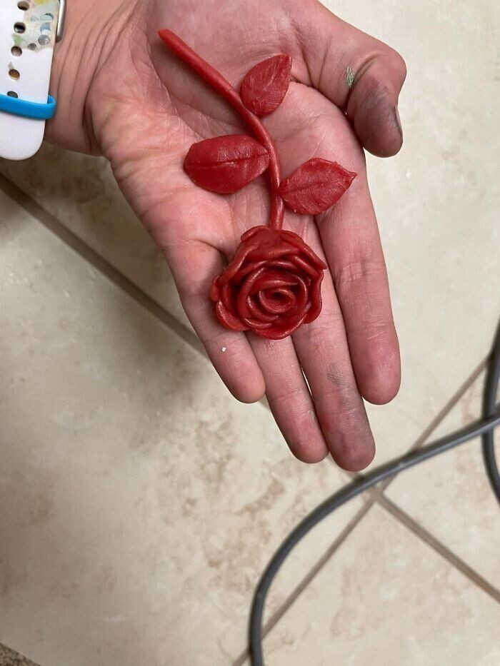 15. "Моя 11-летняя внучка подарила мне розу. Она сделала ее из восковой оболочки от сыра"