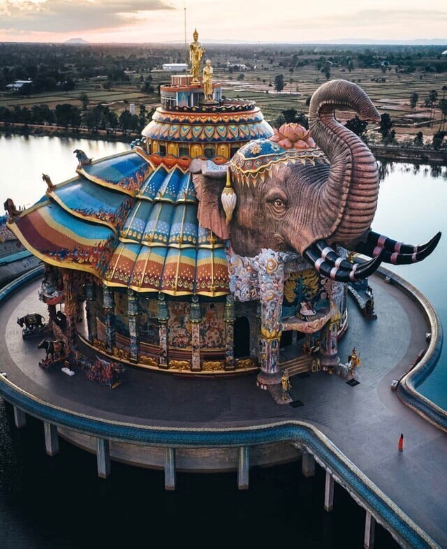 Храм слонов в Таиланде