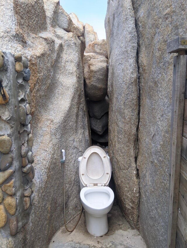 На отдыхе мы обнаружили туалет в скале