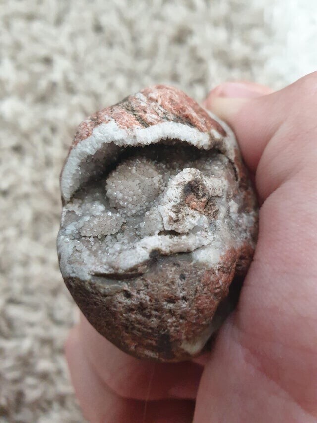 Камень с кристаллами соли найден на пляже