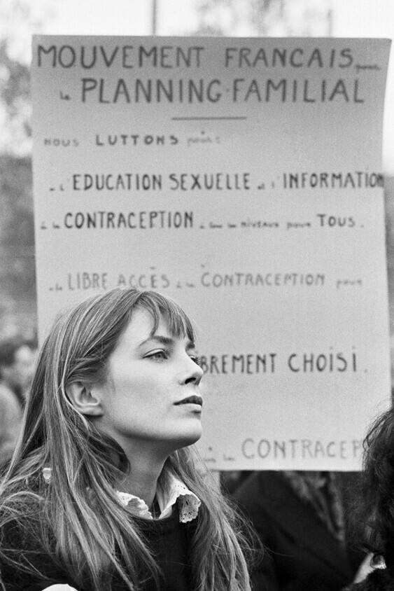 Ноябрь 1972 года. Джейн Биркин на демонстрации протеста во время судебного разбирательства по делу Мари-Клер Шевалье.