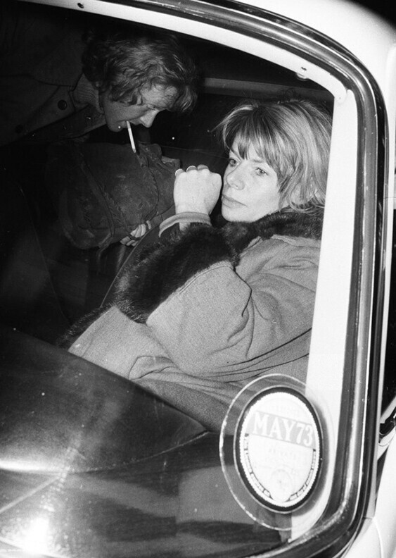 26 ноября 1972 года. Актриса Джилл Беннет покидает больницу Святого Томаса после излечения от травм, полученных в результате аварии.