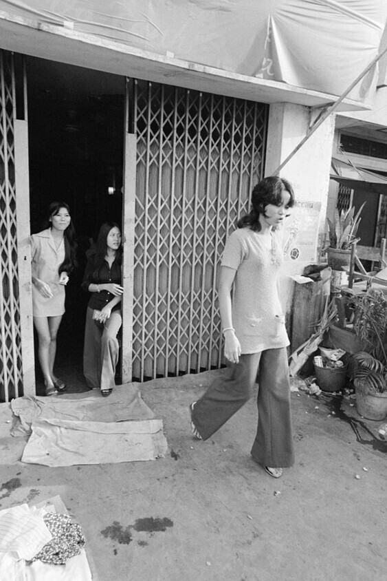 Ноябрь 1972 года. Проститутки возле авиабазы Таншоннят, недалеко от Сайгона. Фото Ennio Iacobucci.