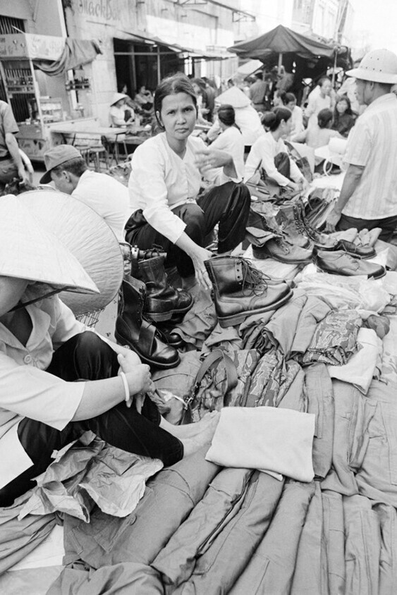 Ноябрь 1972 года. На черном рынке в Сайгоне, кроме прочего, продается и армейское обмундирование.