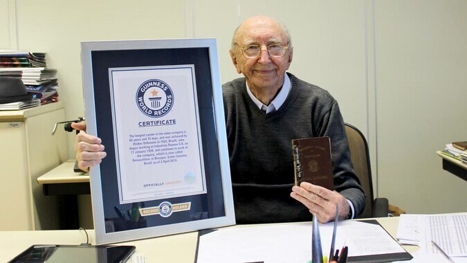 Этот 100-летний бразилец побил мировой рекорд по продолжительности работы в одной компании - 84 года и 9 дней, подтверждено 6 января 2022 года