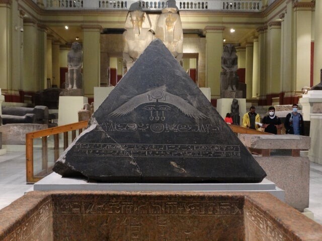 Самый большой сохранившийся краеугольный камень древнеегипетской пирамиды весом почти 5 тонн