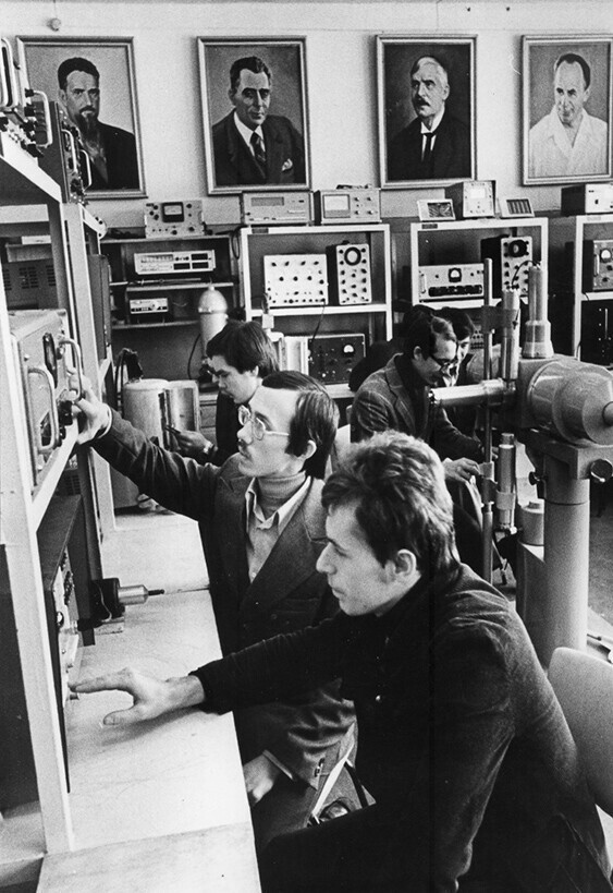 Студенты III курса - радиофизики в лаборатории ядерной физики. БГУ, 1988 год
