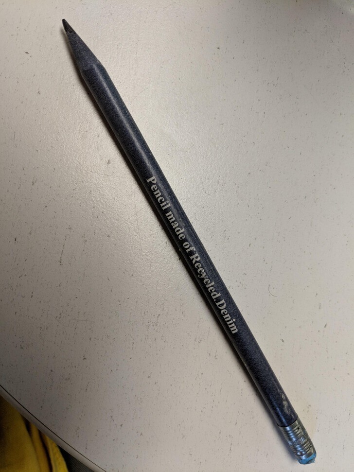 Этот карандаш сделан из переработанной джинсовой ткани