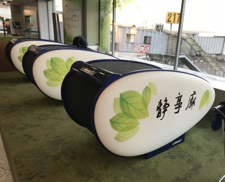Такие спальные капсулы можно снимать с почасовой оплатой в аэропорту Пекина