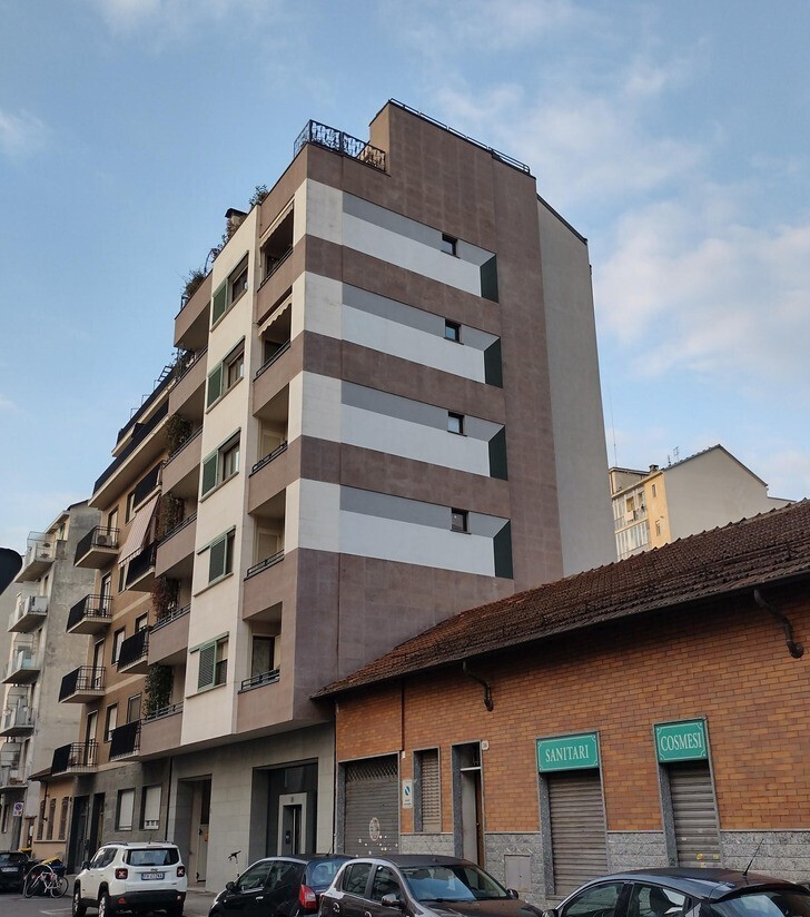На этом здании в итальянском Турине сбоку нарисованы фальшивые балконы