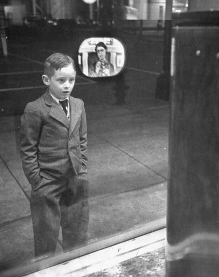 39. Мальчик впервые видит телевизор, 1948 год