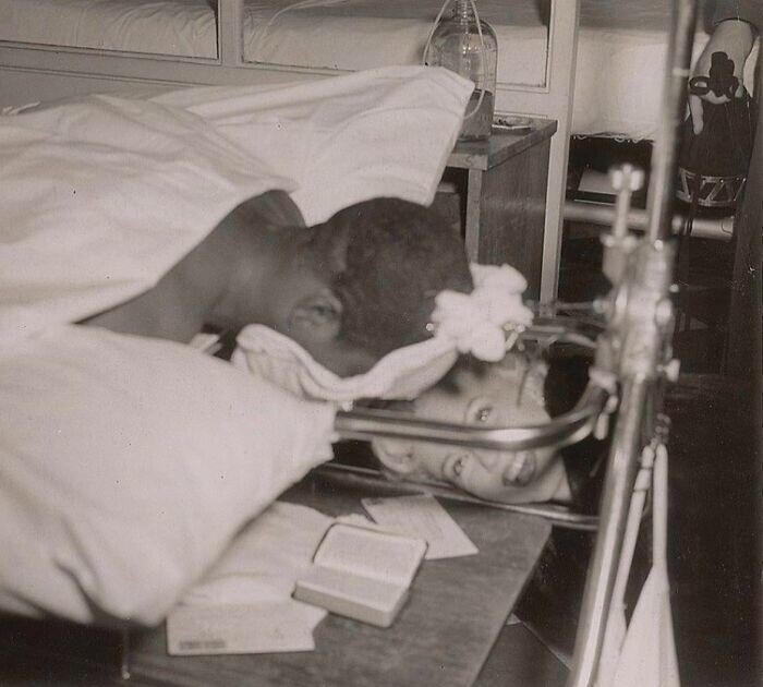 7. Мэрилин Монро навестила раненых солдат в Японии в 1954 году. У солдата на фото была сломана спина, и ему приходилось восстанавливаться, лежа лицом вниз
