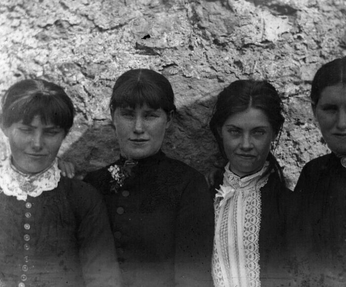 10. Сестры О'Халлоран, вооруженные палками и кипятком, отбились от офицеров, пытавшихся их выселить во время войны за землю в Ирландии, 1889 год