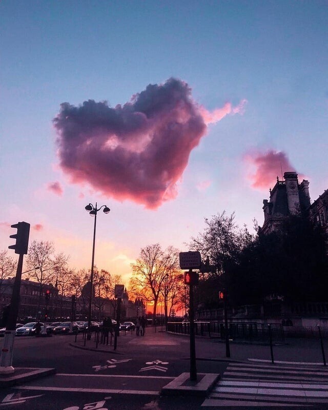 В париже даже небо утверждает, что Париж - это столица любви