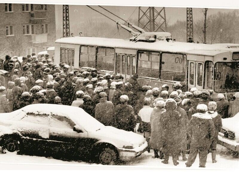 1. Ожидание посадки в троллейбус во Владивостоке, 1994 год