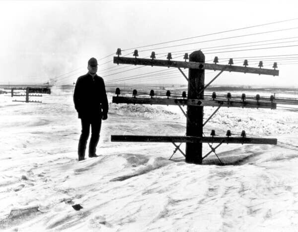 10. В 1966 году во время снежной бури в Северной Дакоте снежные заносы достигали 12 метров в высоту. Вот как это выглядело