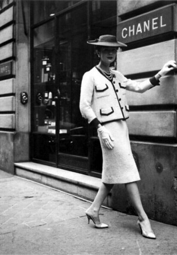 Дизайнер Коко Шанель в 1920-х годах черпала вдохновение в мужской одежде, создавая одежду для женщин