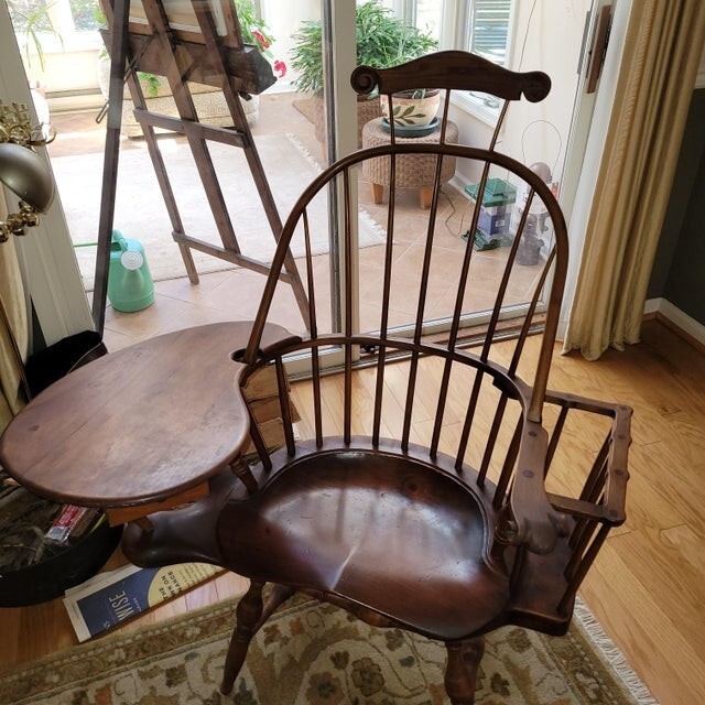 Старинный стул, похожий на телефонный, есть отсеки для журналов
