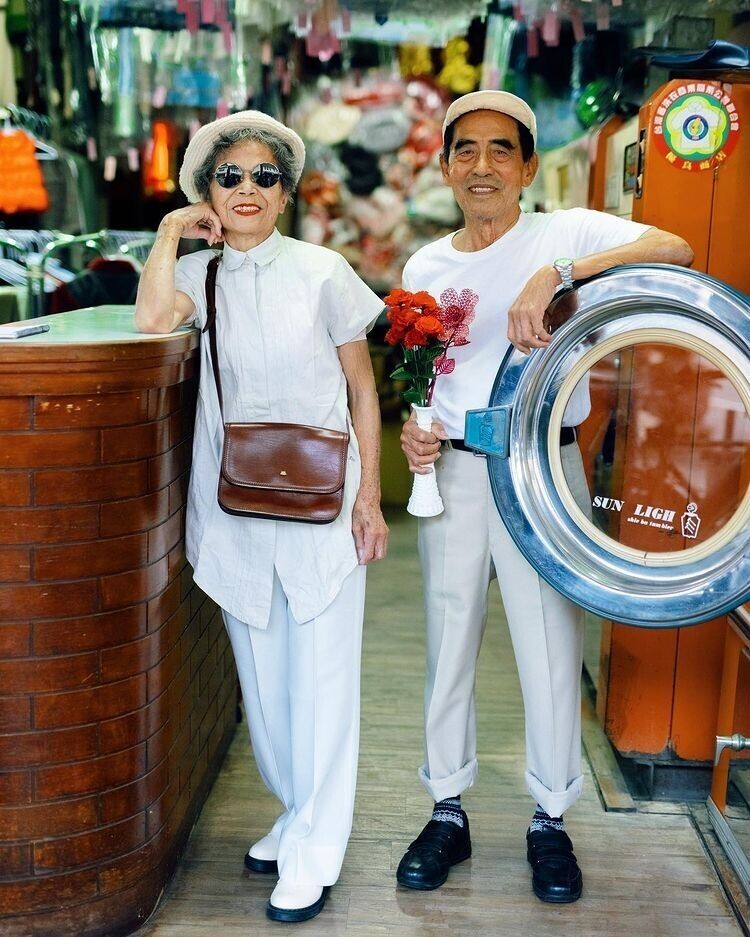 Пожилая пара устраивает фотосессии в одежде, забытой в прачечной самообслуживания