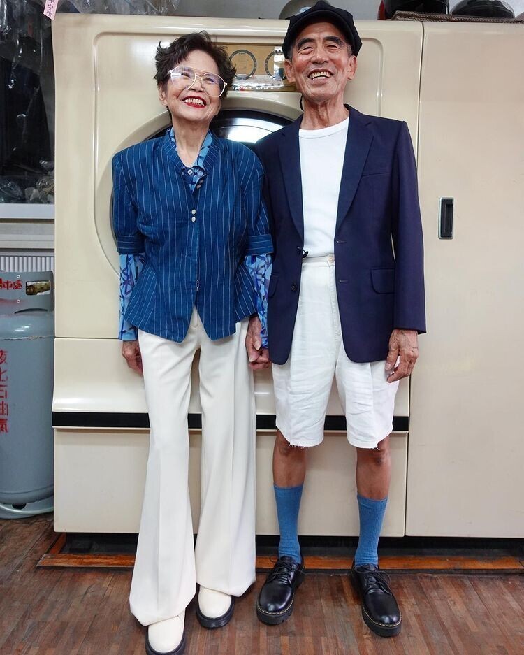 Пожилая пара выбирает креативные наряды, а затем устраивает стильные фотосессии