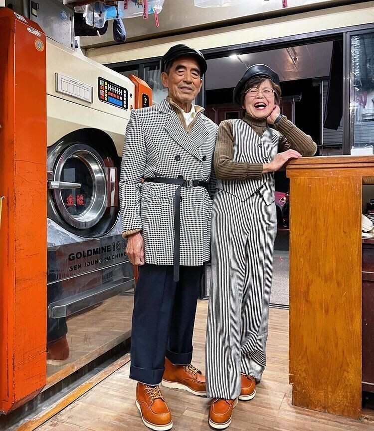 85-летний Чан Ван-цзи и 86-летняя Сюй Шо-эр находят творческое применение одежде, оставленной кем-то в их прачечной