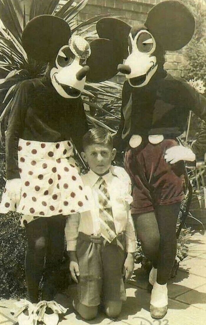 8. Первые костюмы Микки и Минни Маус, 1939 год