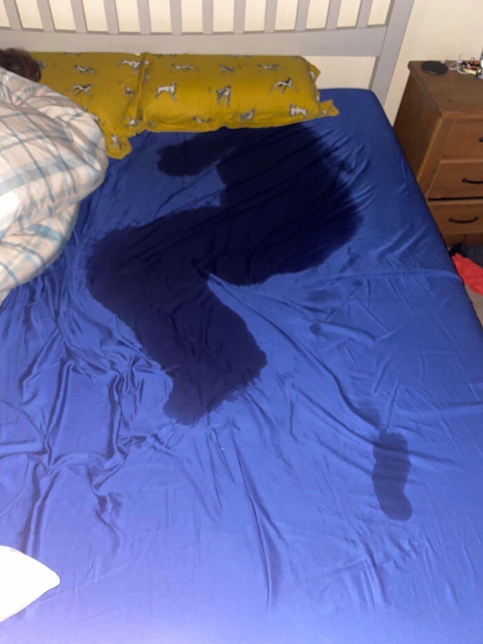 14. "Друг прислал мне фото своего постельного белья после ночи  с высокой температурой"