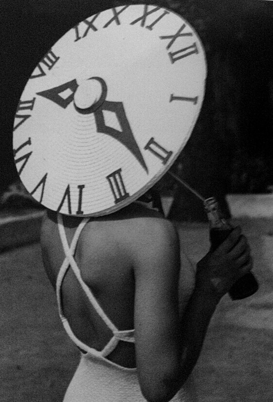 Британская танцовщица Розмари Андре в забавной шляпе от солнца в Лондоне, 1939 год