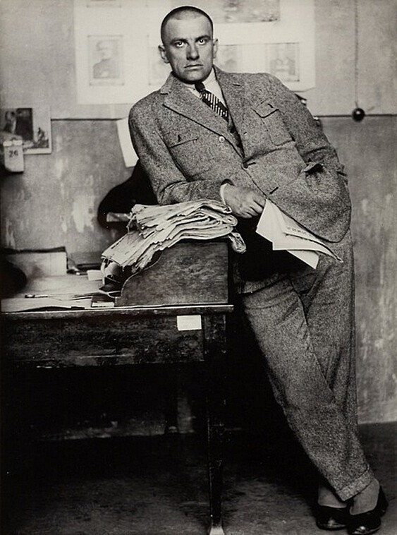 Владимир Маяковский в редакции , Москва 1927 год