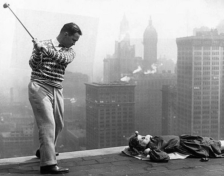 Джек Редмонд, чемпион мира по гольфу, демонстрирует свои навыки на вершине здания Уайтхолл, 1930 год