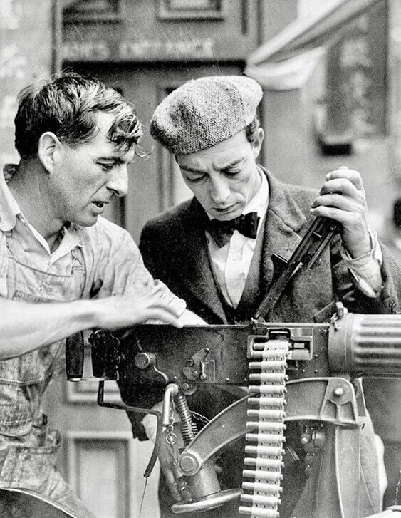 Бастер Китон готовит кадр на съемках фильма «Оператор», 1928 год