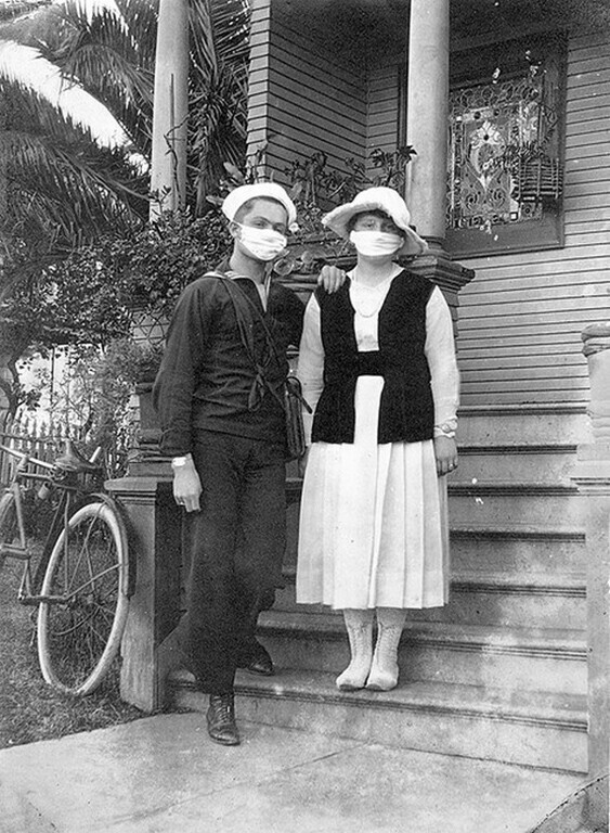 Американский моряк времен Первой мировой войны и жена во время пандемии гриппа 1918 года