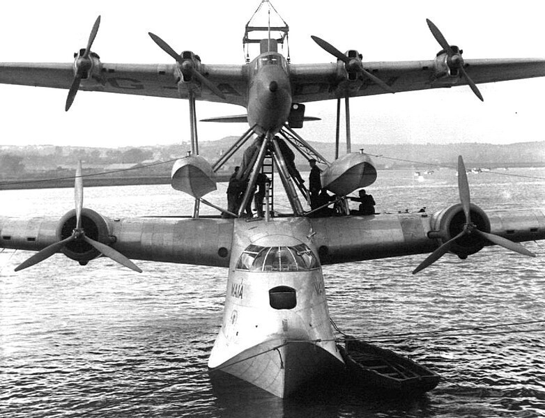 Летающая лодка Short-Mayo S.21 Maia G-ADHK с гидросамолетом - почтовым самолетом Short S.20 Mercury G-ADHJ вверху