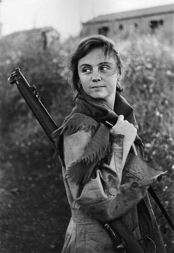 Молодая женщина, сражающаяся на стороне испанских республиканцев во время гражданской войны в Испании