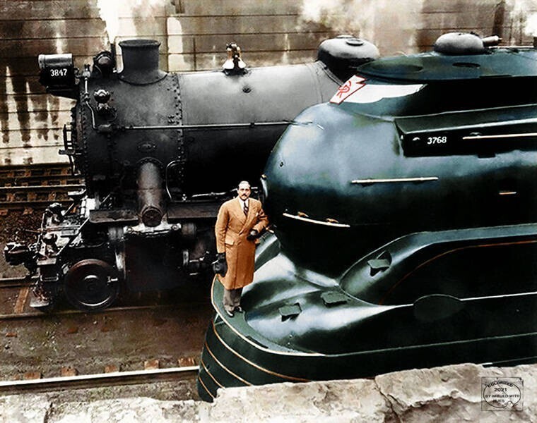  Раймонд Лоуи с паровозом Пенсильванской железной дороги. 1936 год