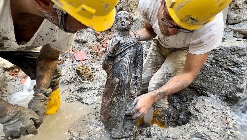 «Открытие, которое перепишет историю»: в Италии нашли два десятка 2000-летних бронзовых статуй в отличном состоянии