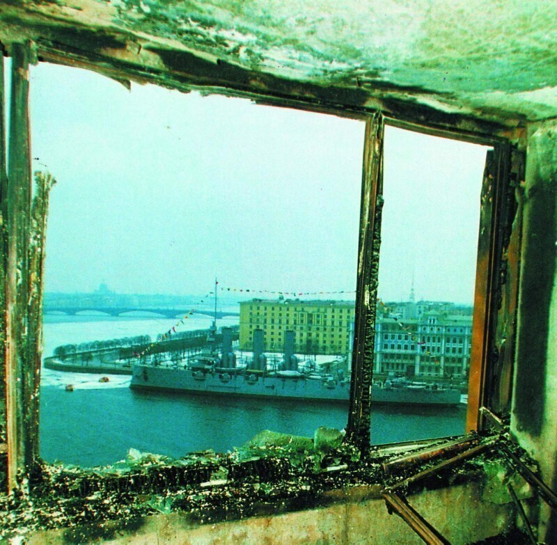 Вид из окна гостиницы "Ленинград" после пожара. 23 февраля 1991 год