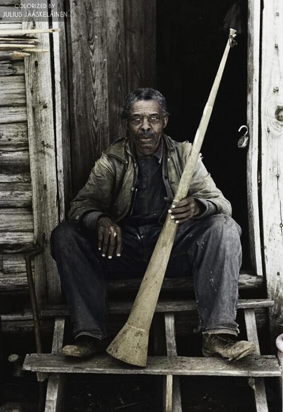  Бывший раб, держит рог, которым созывали рабов. Недалеко от Маршалла, Техас, США, 1939 год