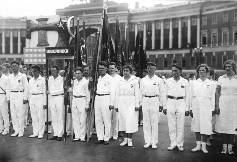 Парад физкультурников Ленинграда, колонна швейников. 1933 год