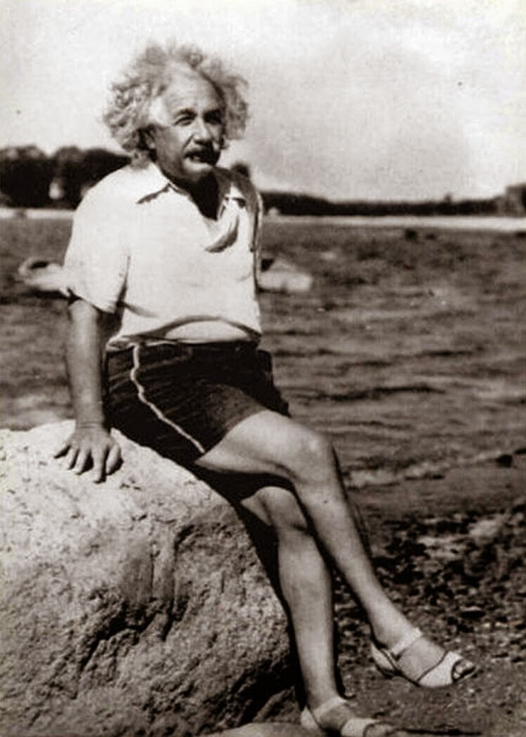 Альберт Эйнштейн отдыхает на пляже, 1939 год