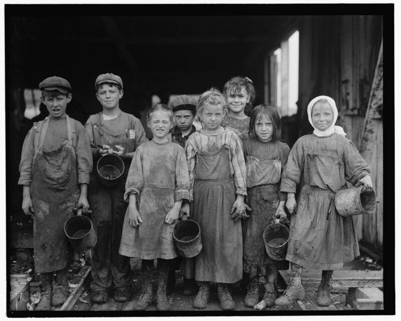 Американские дети за работой после школы, 1911 год. Дети в возрасте от 8 лет и старше в некоторых городах после школы занимались мелкой работой - например, чистили устриц