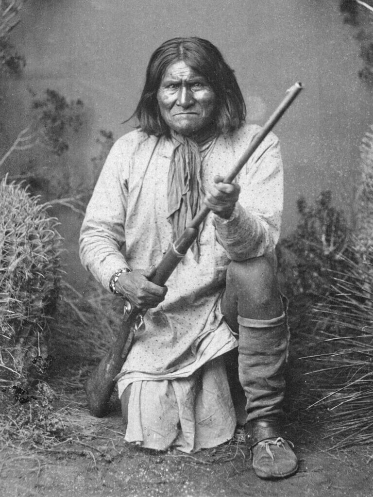 Одна из последних фотографий знаменитого индейского вождя апачей по имени Джеронимо. Он умер 17 февраля 1909 года от пневмонии - будучи пьяным, он упал с лошади в ледяную воду и сильно заболел