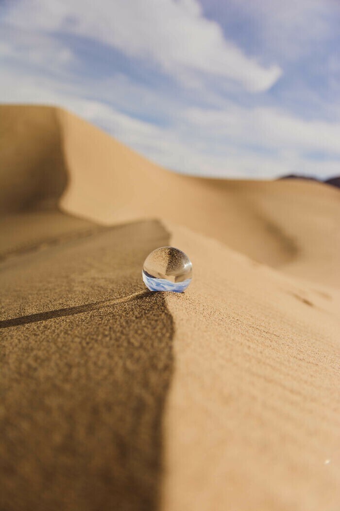 Стеклянный шарик на песчаной дюне