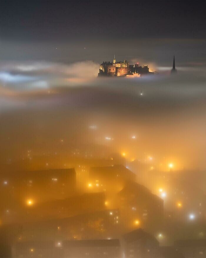 Эдинбургский замок в тумане