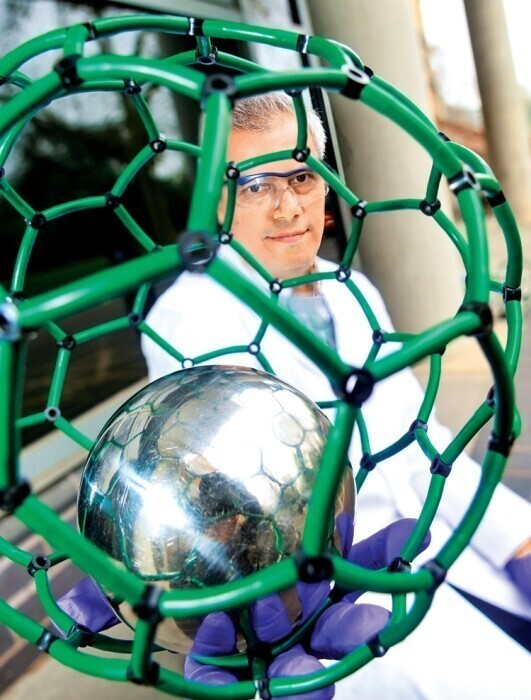 Доктор Порфиракис держит в руках модель самого дорогого в мире материала, который продается по цене 167 миллионов долларов за грамм. Это соединение, N @ C60, представляет собой углеродистую структуру в форме клетки, напоминающую футбольный мяч