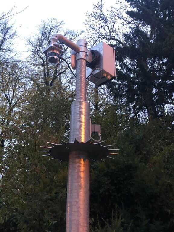 Этот столб внезапно появился в местном парке, кто-нибудь знает, что это такое?