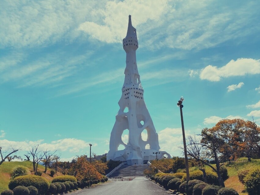 Кто построил эту странную огромную башню посреди небольшого японского города