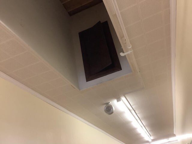 Дверь в потолке в одной из американских школ, никто и никогда ей не пользовался 