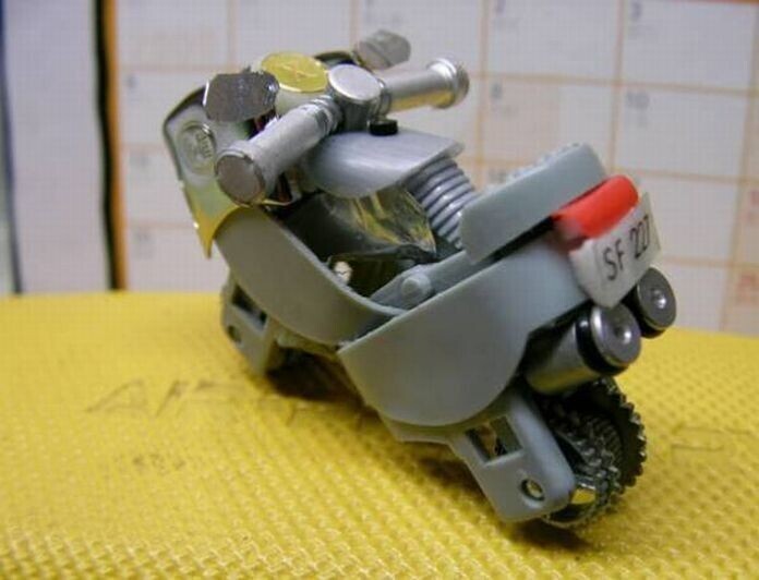 Умелец превращает старые зажигалки в мини-мотоциклы